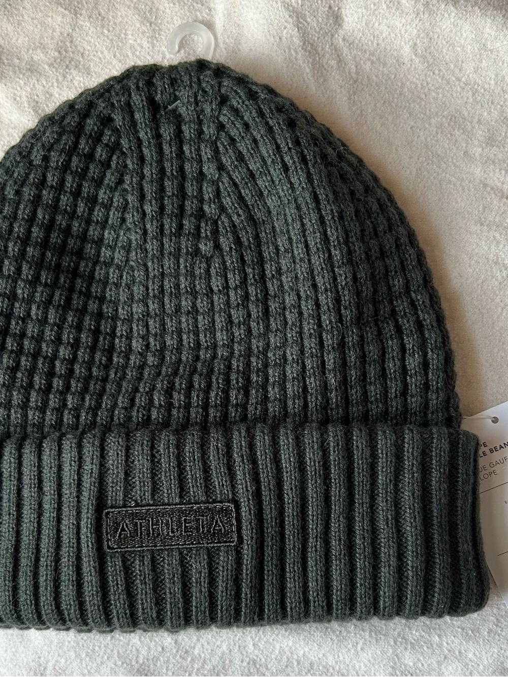 Athleta Upslope Waffle Beanie in ‘Elm‘- NWT - Dark Grey/Dark Green colour. - Picture 4 of 6